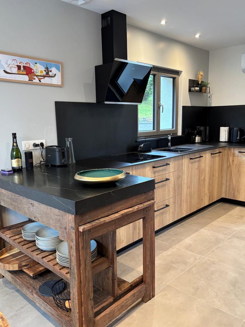 Coffee/tea facilities, Kitchen or kitchenette, minibar, oven, stove
