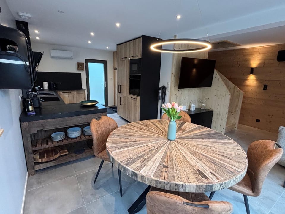 Communal lounge/ TV room, TV and multimedia, Kitchen or kitchenette, Living room, Seating area, Dining area, minibar, oven