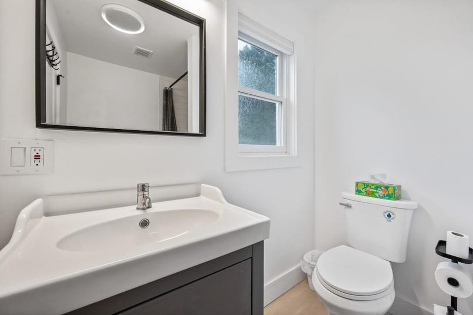 Spacious 8 BR Family summer Escape large pool Villa in Ellenville