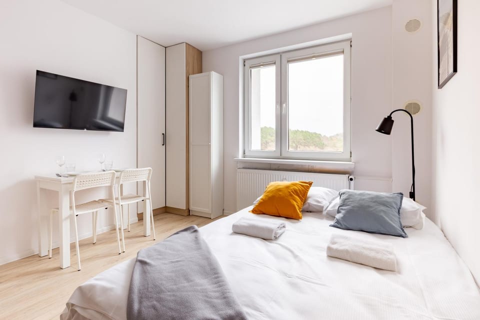 Bed, TV and multimedia, Photo of the whole room, Bedroom