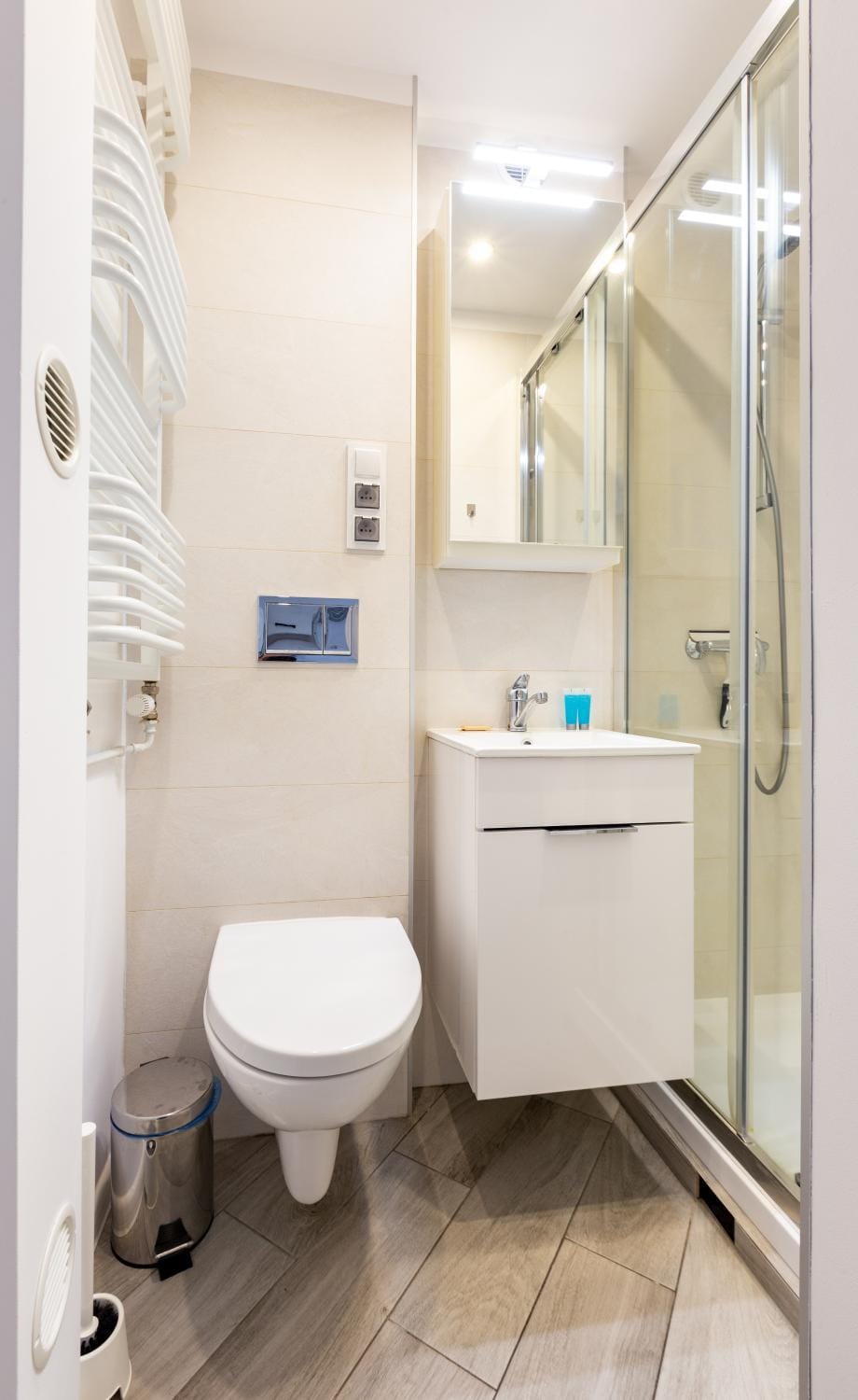 Shower, Toilet, Bathroom, towels