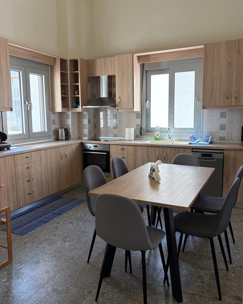 Kitchen or kitchenette, Dining area, stove