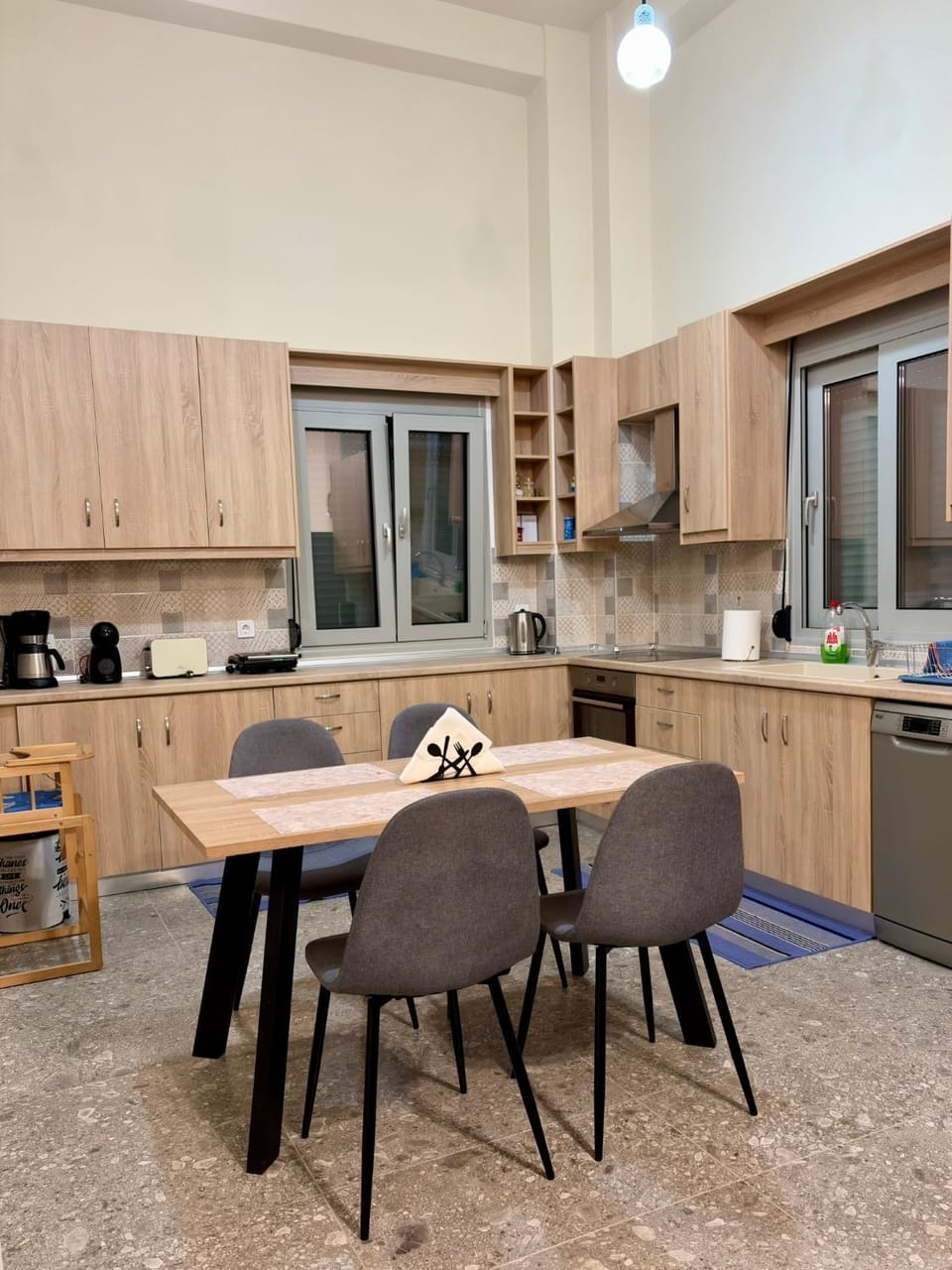 Coffee/tea facilities, Kitchen or kitchenette, Dining area, dishwasher, oven, stove, toaster