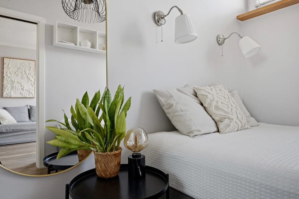 Photo of the whole room, Bedroom
