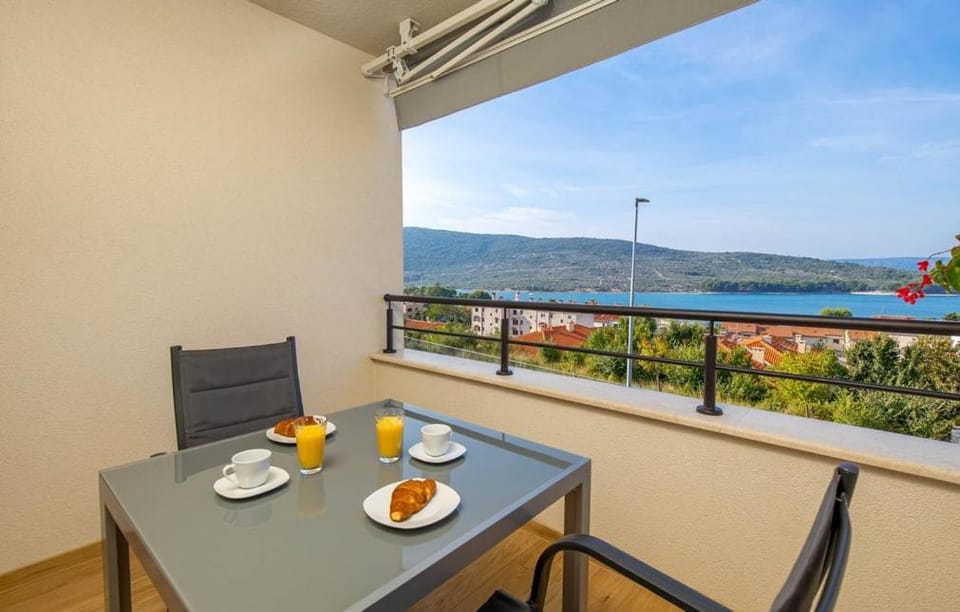 Cres Sea & Sunset View Apartment in Cres
