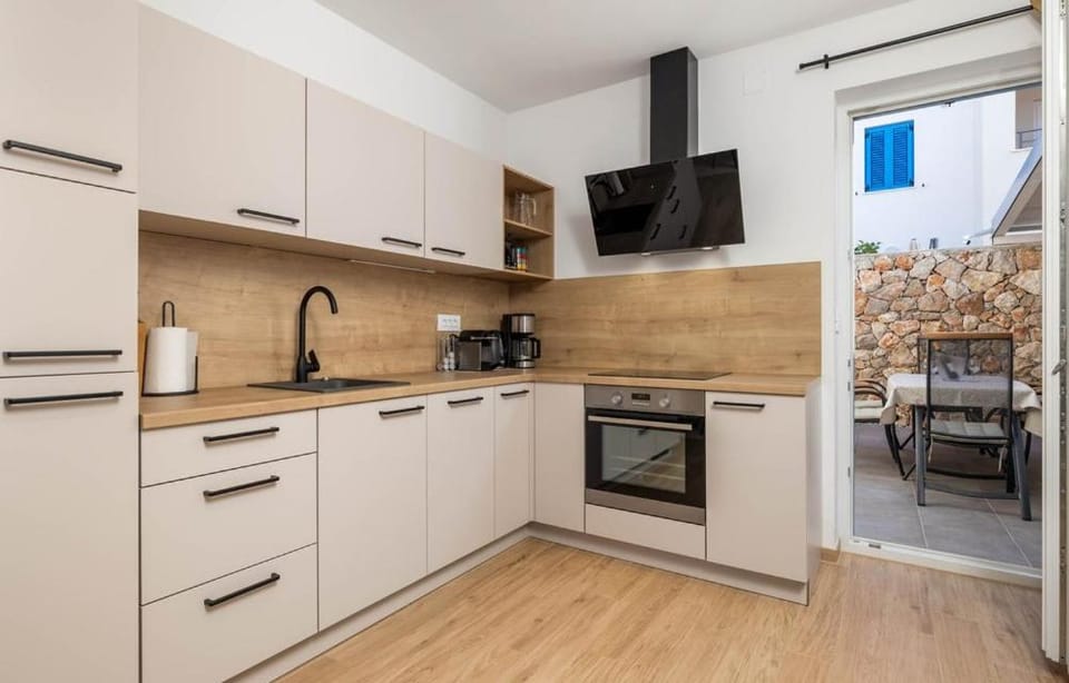 Cres Sea & Sunset View Apartment in Cres