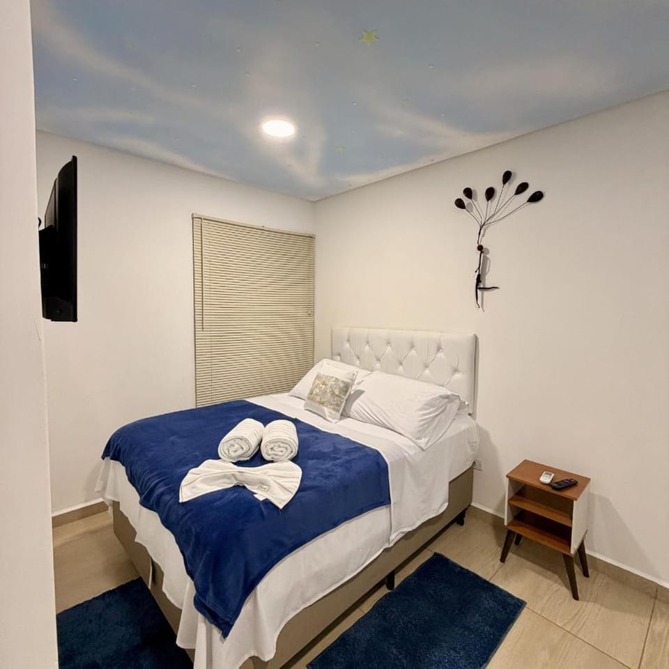 Bed, TV and multimedia, Photo of the whole room, Bedroom, towels
