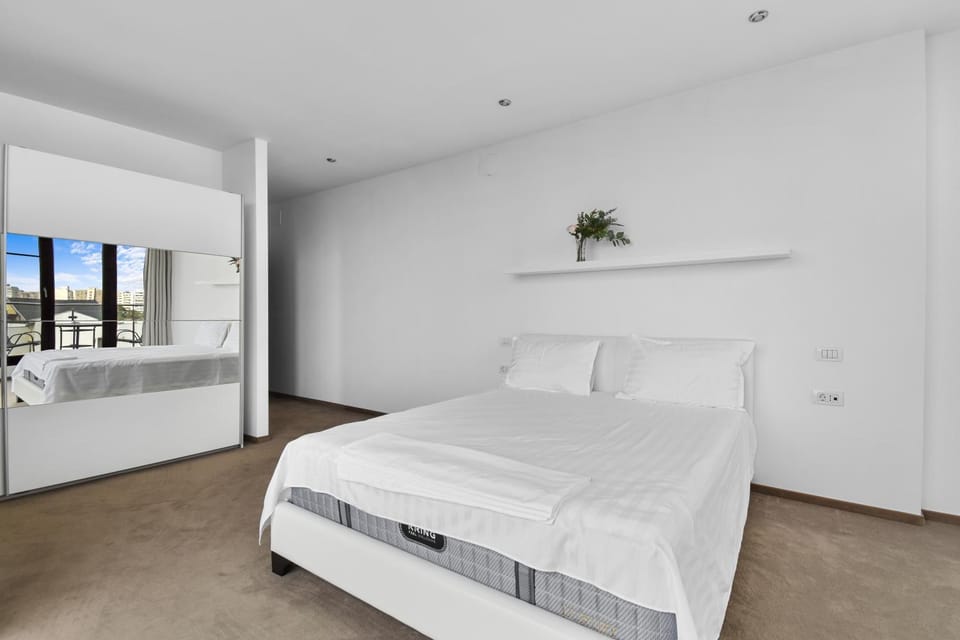 Bed, Decorative detail, Bedroom, wardrobe