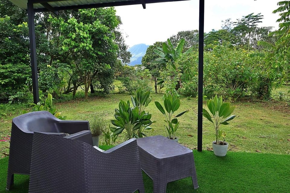 Cabin Downtown La Fortuna with Volcano View Cabin in La Fortuna