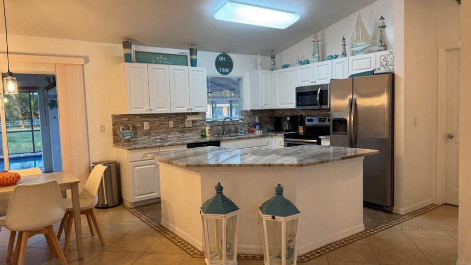 4 Bedroom House with Heated Pool in Cape Coral Apartment in Cape Coral