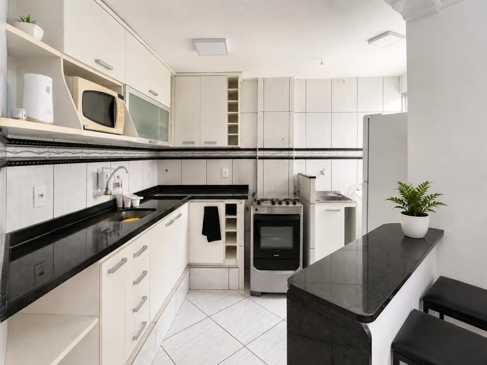 Coffee/tea facilities, Kitchen or kitchenette, Dining area, oven, stove