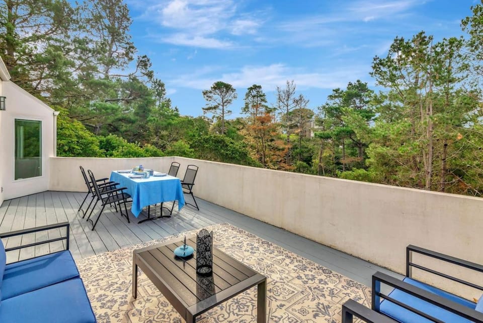 Modern Sunlit Coastal Retreat House in Cambria