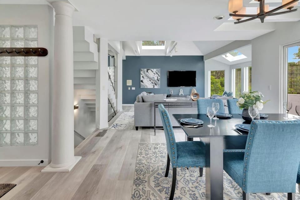 Modern Sunlit Coastal Retreat House in Cambria