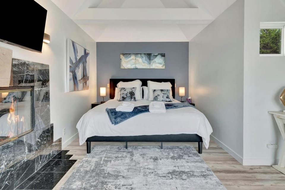 Modern Sunlit Coastal Retreat House in Cambria