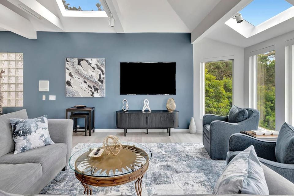 TV and multimedia, Living room, Evening entertainment