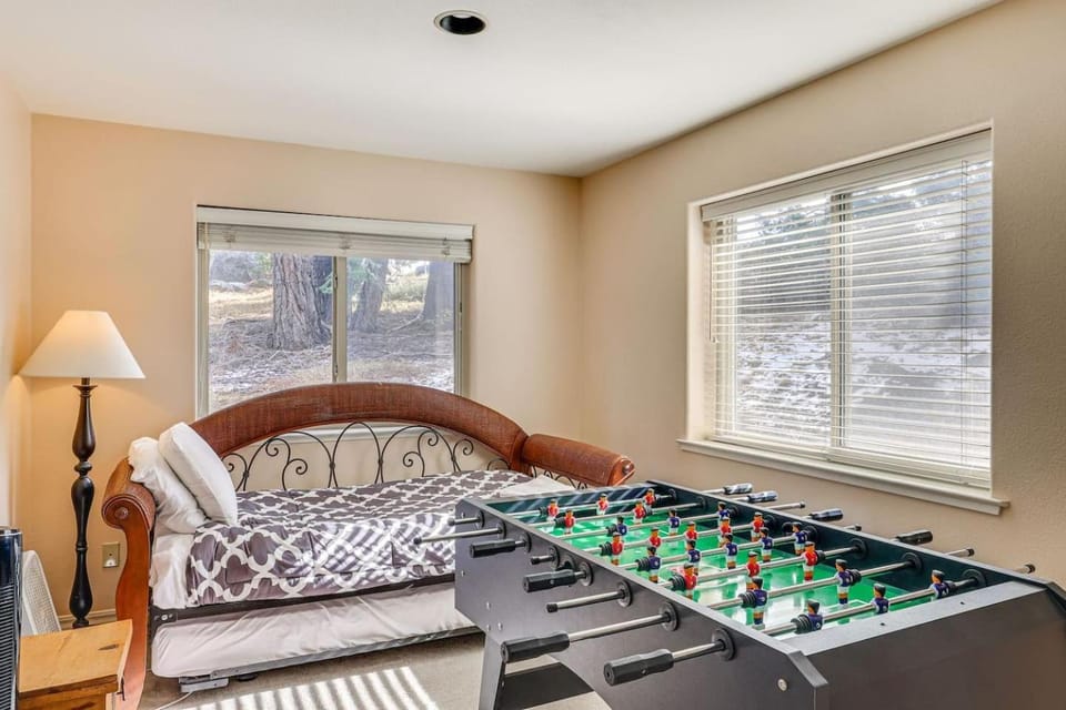 Tahoe Escape Hot Tub Pool Table Shuffleboard House in Sierra Nevada