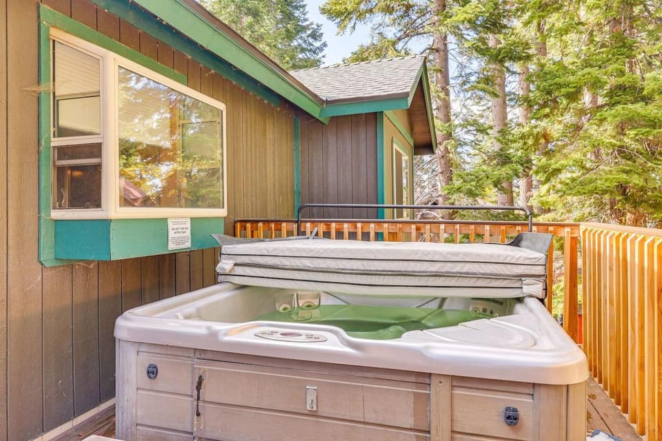 Tahoe Escape Hot Tub Pool Table Shuffleboard House in Sierra Nevada