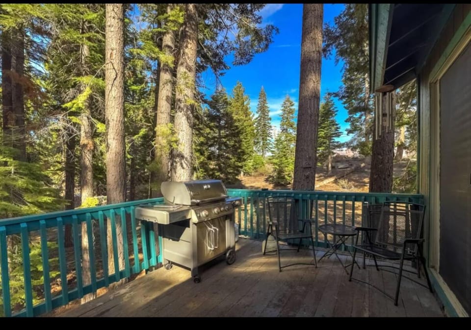 Tahoe Escape Hot Tub Pool Table Shuffleboard House in Sierra Nevada