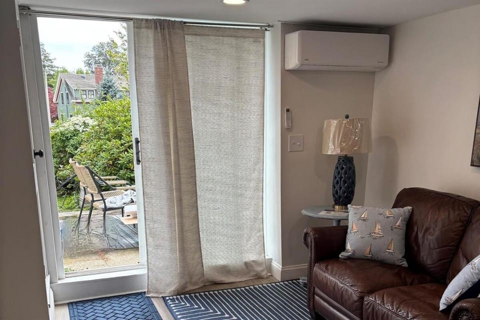 Seagrass Suite- Garden view studio in Marblehead, near Salem Apartment in Marblehead