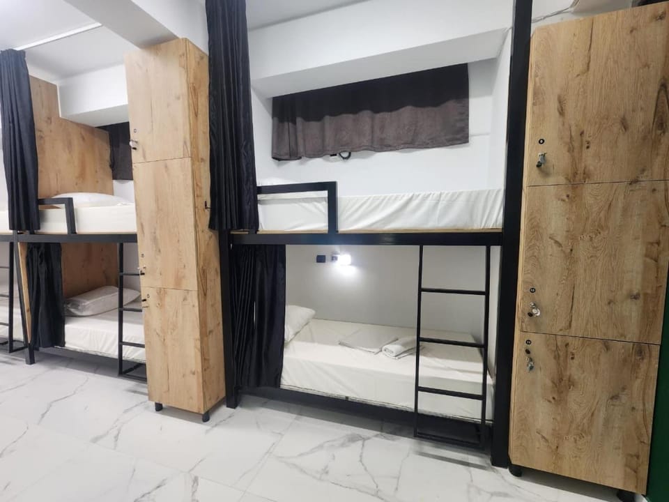 Bed, Bedroom, bunk bed, locker