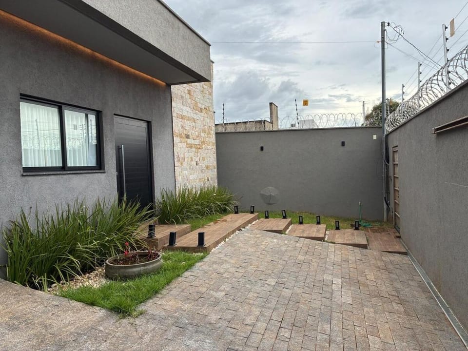 Casa com piscina, 3 suítes, 5 banheiros, área de lazer com churrasqueira, alto padrão, 500 metros do autódromo de Goiânia House in Goiania