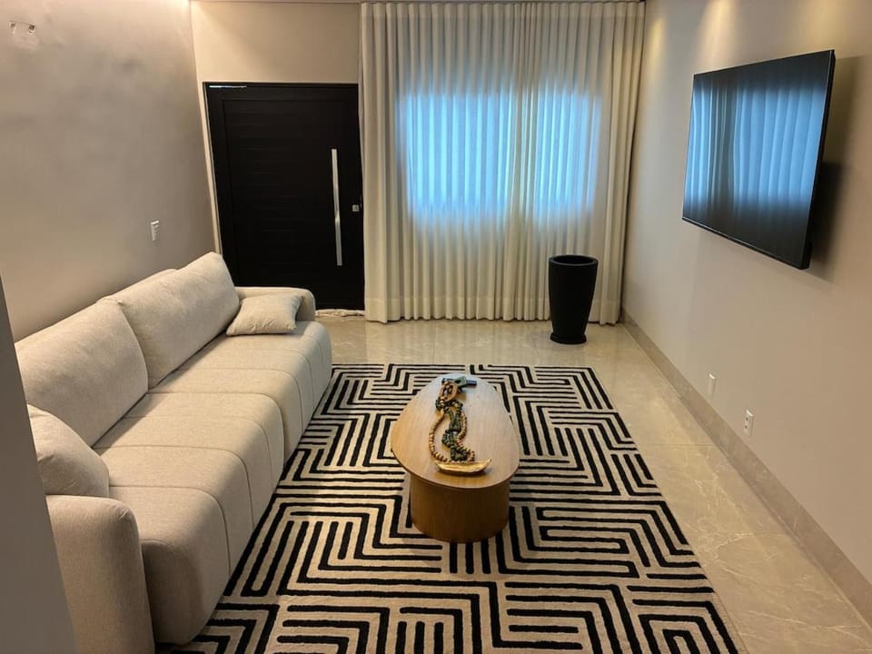 Casa com piscina, 3 suítes, 5 banheiros, área de lazer com churrasqueira, alto padrão, 500 metros do autódromo de Goiânia House in Goiania