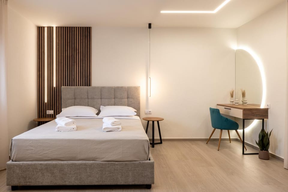 Bed, Bedroom, towels