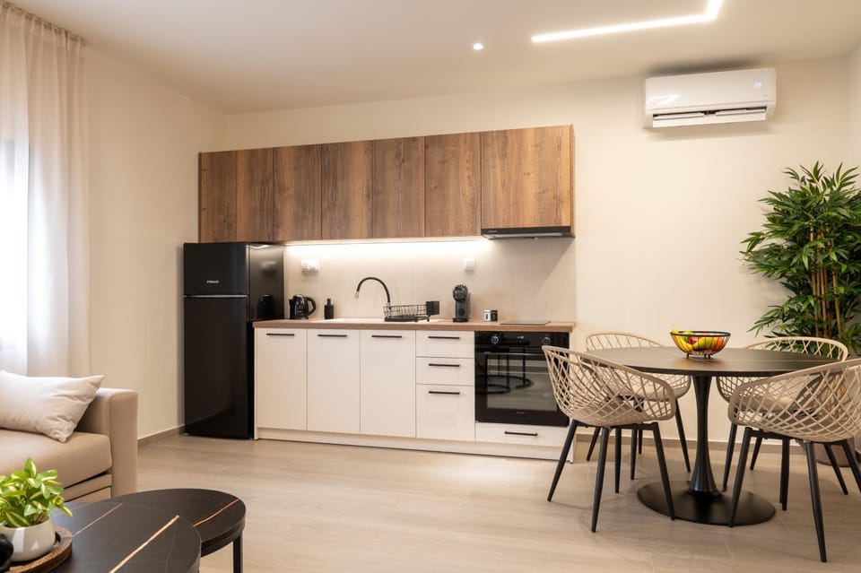 Kitchen or kitchenette, Dining area, oven, air conditioner
