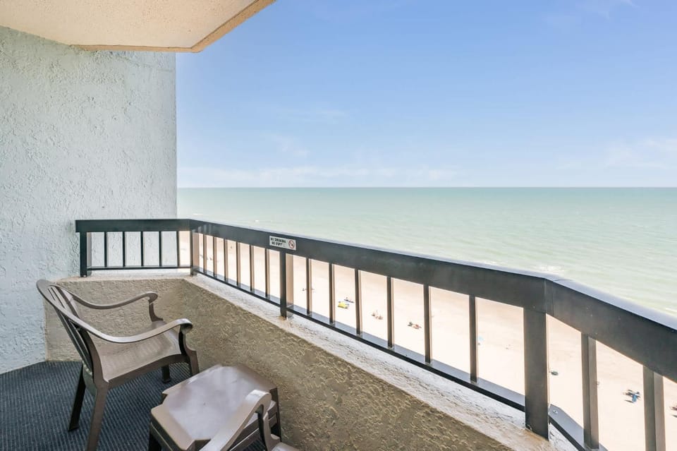 Beautiful Unit with Direct Oceanfront Views & Pool House in Myrtle Beach