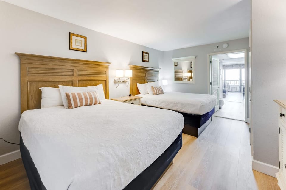 Beautiful Unit with Direct Oceanfront Views & Pool House in Myrtle Beach