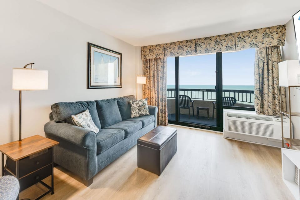 Beautiful Unit with Direct Oceanfront Views & Pool House in Myrtle Beach