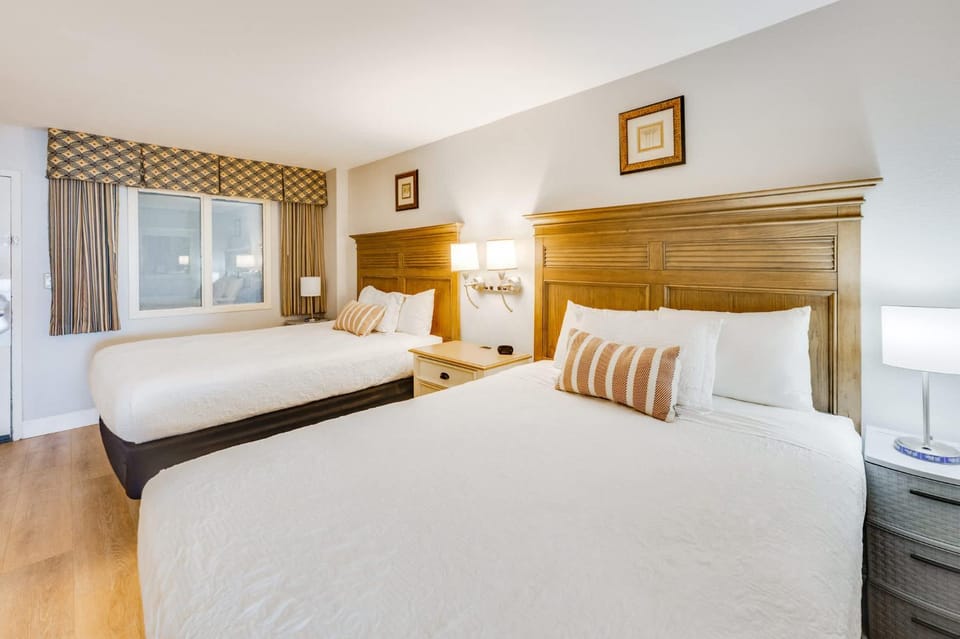Beautiful Unit with Direct Oceanfront Views & Pool House in Myrtle Beach