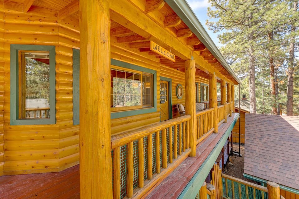 Multiple Decks! Cabin 1 Mi to Big Bear Lake Access Cabin in Big Bear