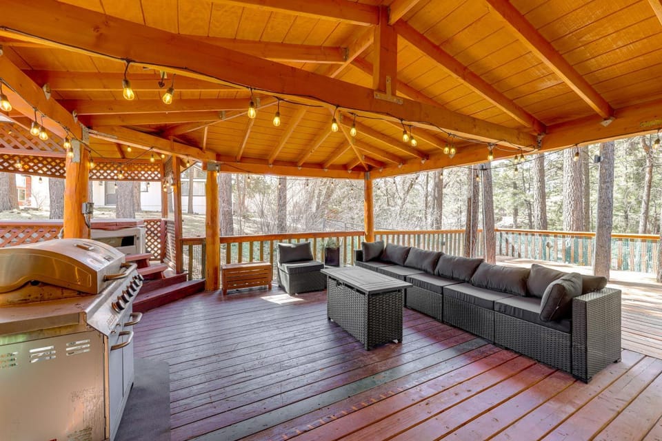 Multiple Decks! Cabin 1 Mi to Big Bear Lake Access Cabin in Big Bear