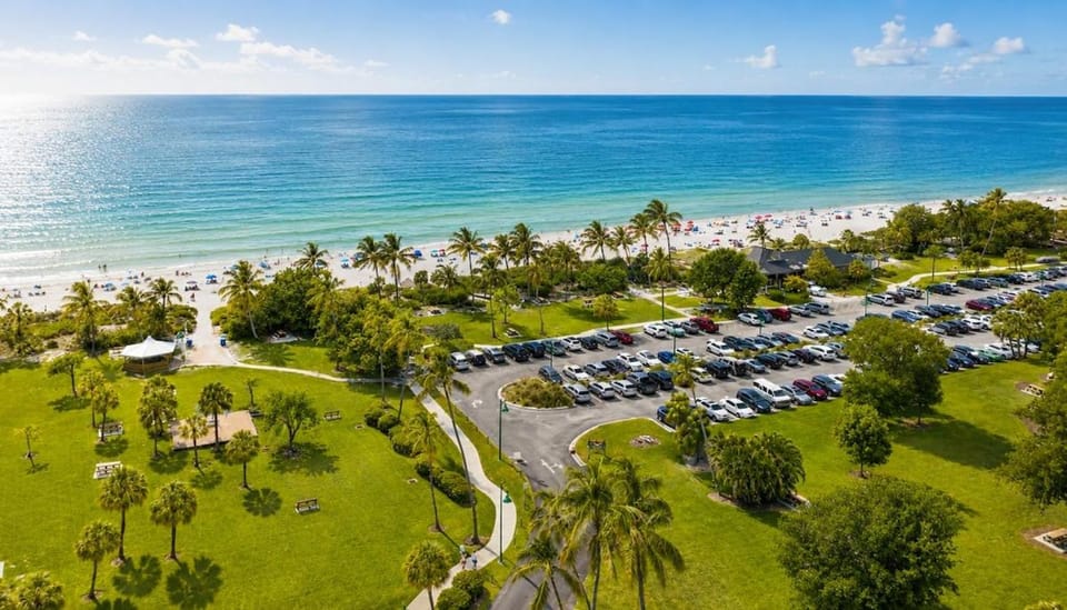 5 Minutes to Beach and Downtown, with attached Guest Suite, 2-10 Guests, Fully Renovated House in Naples