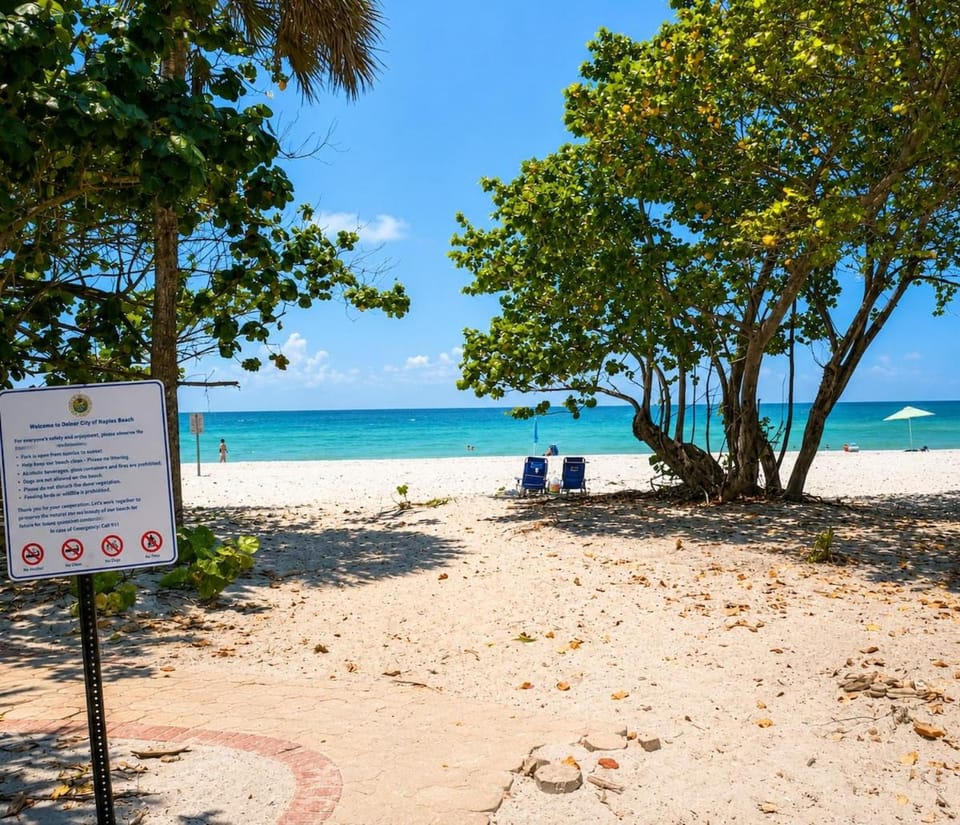 5 Minutes to Beach and Downtown, with attached Guest Suite, 2-10 Guests, Fully Renovated House in Naples