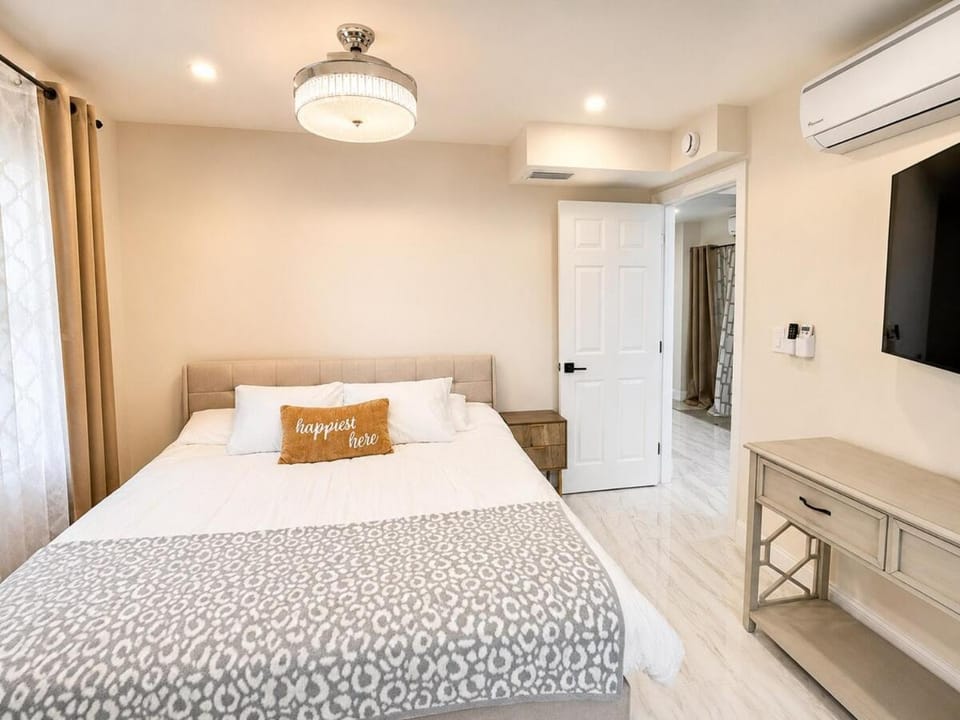 5 Minutes to Beach and Downtown, with attached Guest Suite, 2-10 Guests, Fully Renovated House in Naples