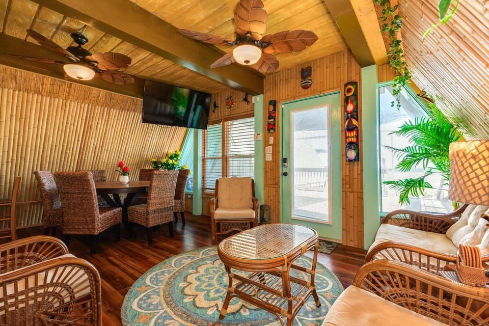 The Tiki Hut - Laid-Back A-Frame Island Vibes House in Surfside Beach