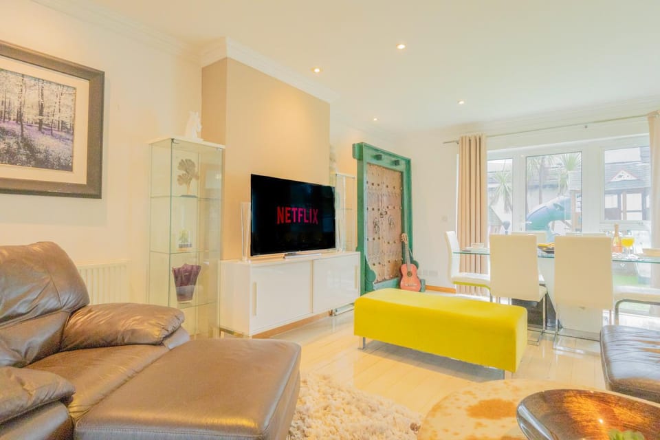 Communal lounge/ TV room, TV and multimedia, Living room, Seating area, Evening entertainment