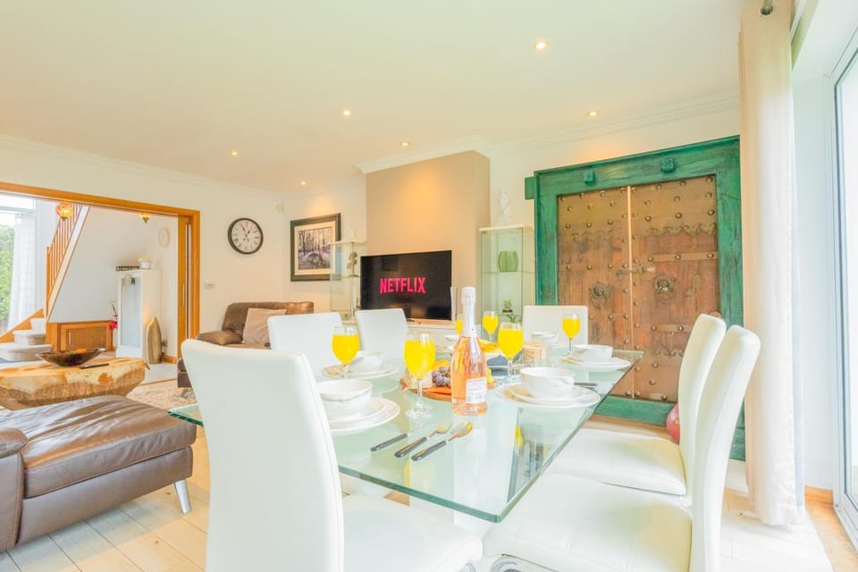 TV and multimedia, Living room, Seating area, Dining area