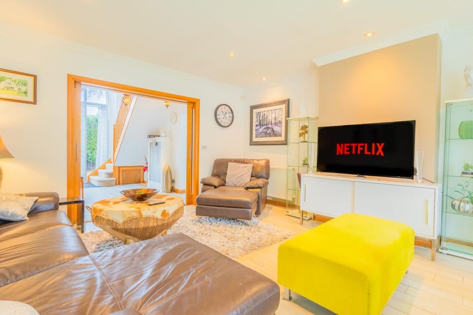 Communal lounge/ TV room, TV and multimedia, Living room, Seating area, Evening entertainment
