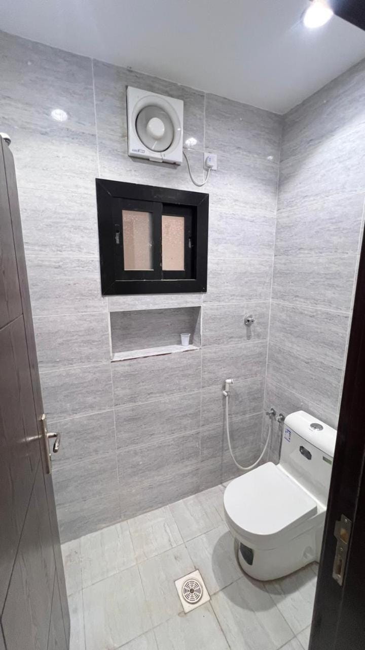 شقة غرفتين نوم وصالة ومطبخ صغير ودورتين مياه في حي الحمدانية j15 Apartment in Jeddah