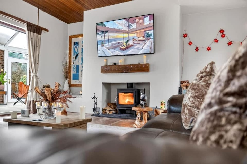 Corner View - Welcoming family home with conservatory House in Glasgow
