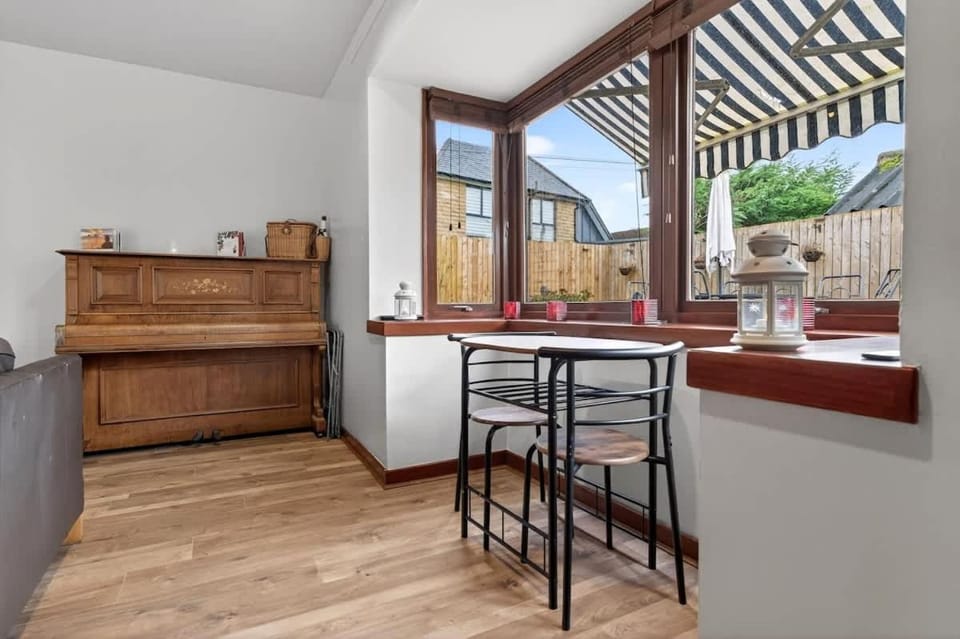 Corner View - Welcoming family home with conservatory House in Glasgow