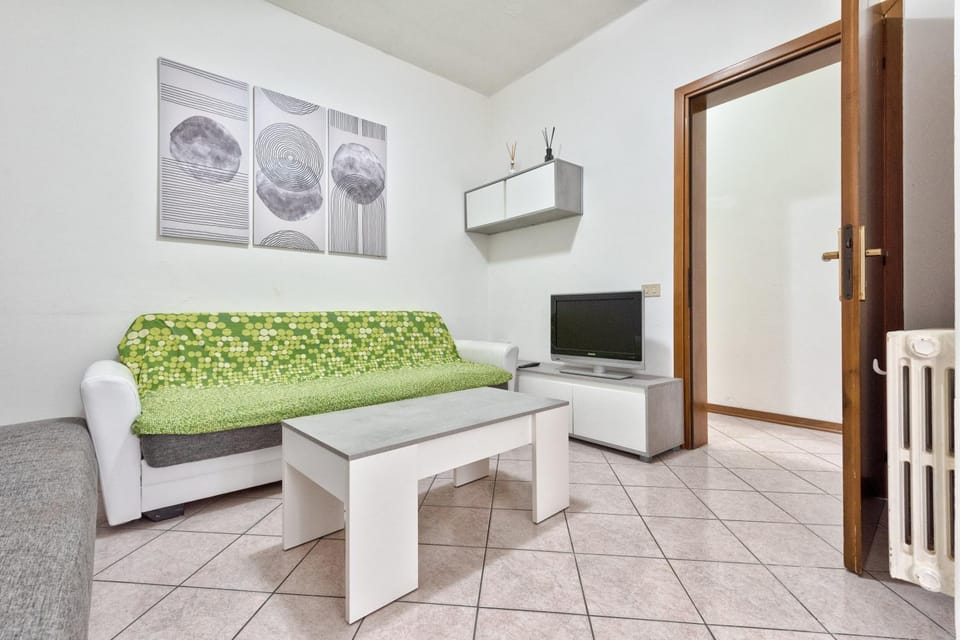 Communal lounge/ TV room, TV and multimedia, Living room, Seating area, Evening entertainment, air conditioner