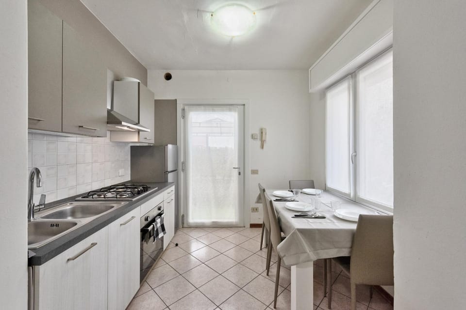 Kitchen or kitchenette, Dining area, dishwasher, pet friendly, stove