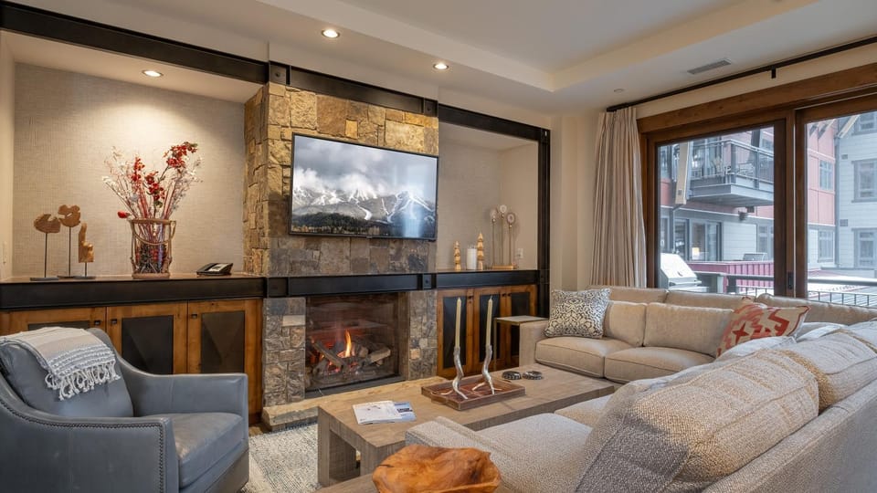 Day, TV and multimedia, View (from property/room), Living room, Seating area, City view, Street view, fireplace, furniture