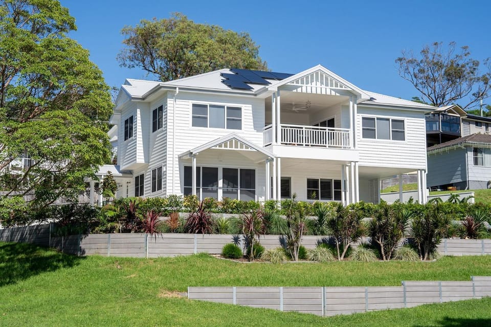 The Break White House by the Sea House in Kiama
