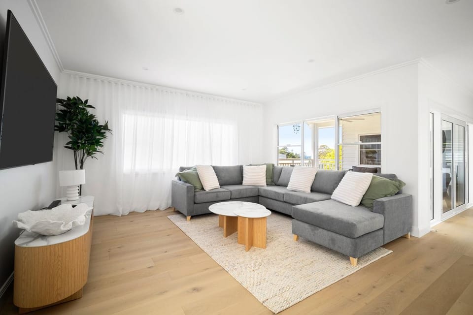 The Break White House by the Sea House in Kiama