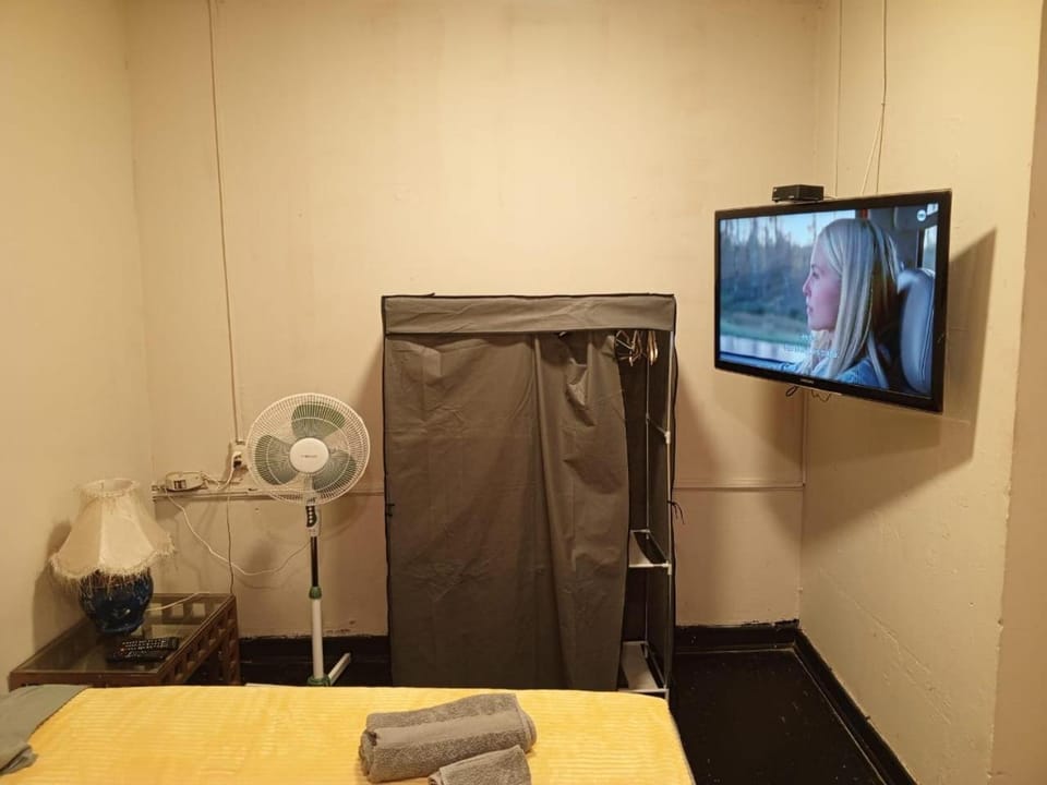 Bed, TV and multimedia, Bedroom